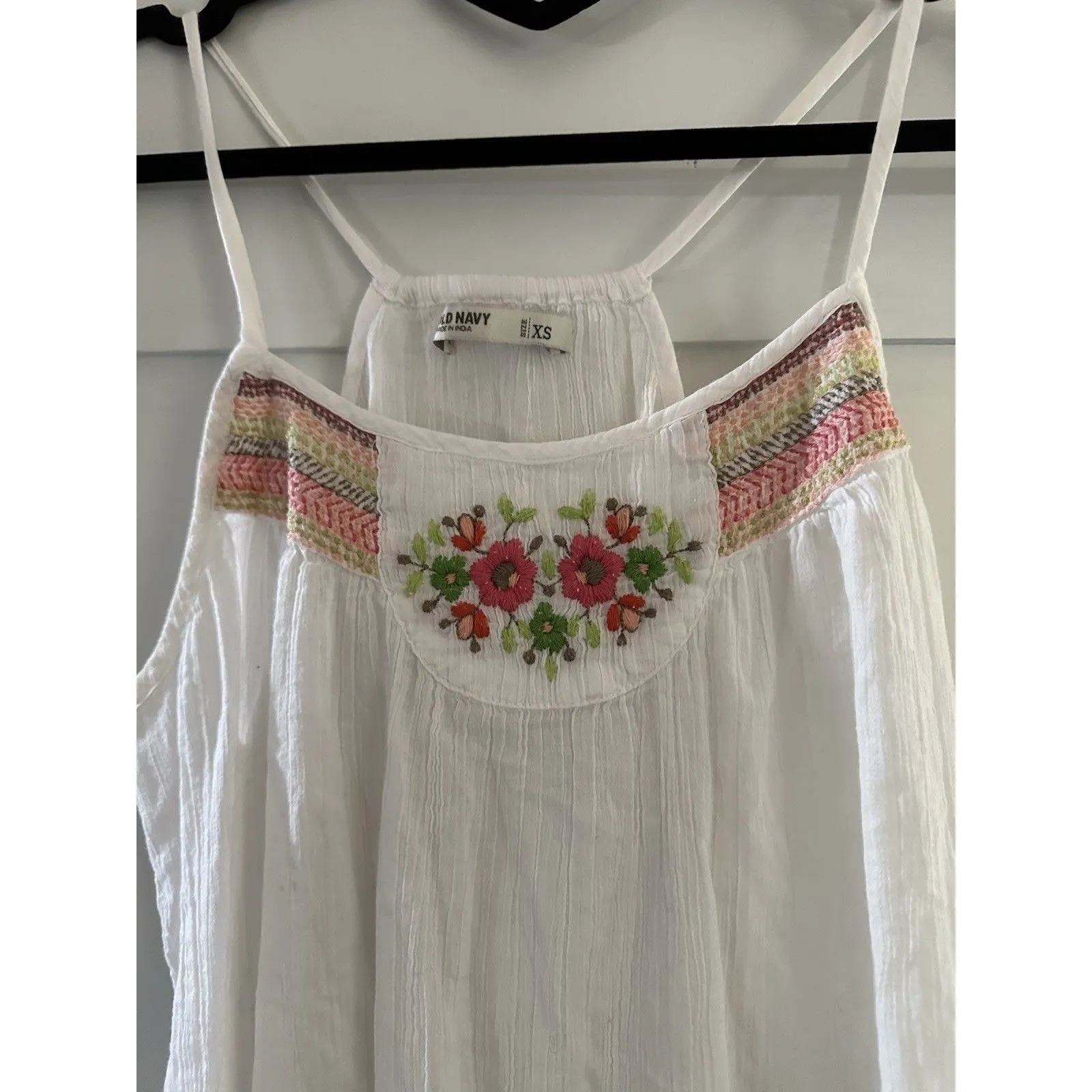 Old Navy White Flowy Tank Top Embroidered Flowers Size XS - Image 2