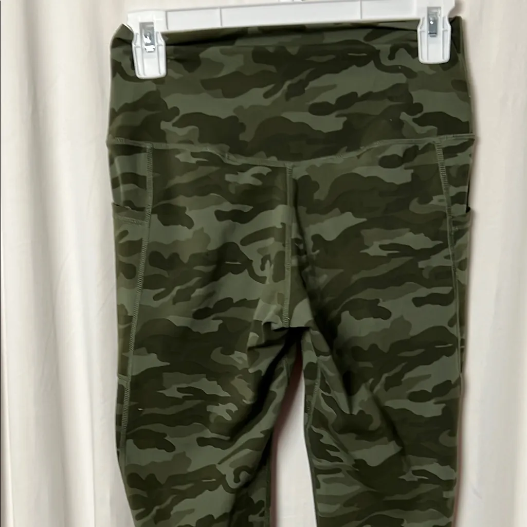 Colorfulkoala Camo Print 7/8 Leggings Size Medium - Image 7