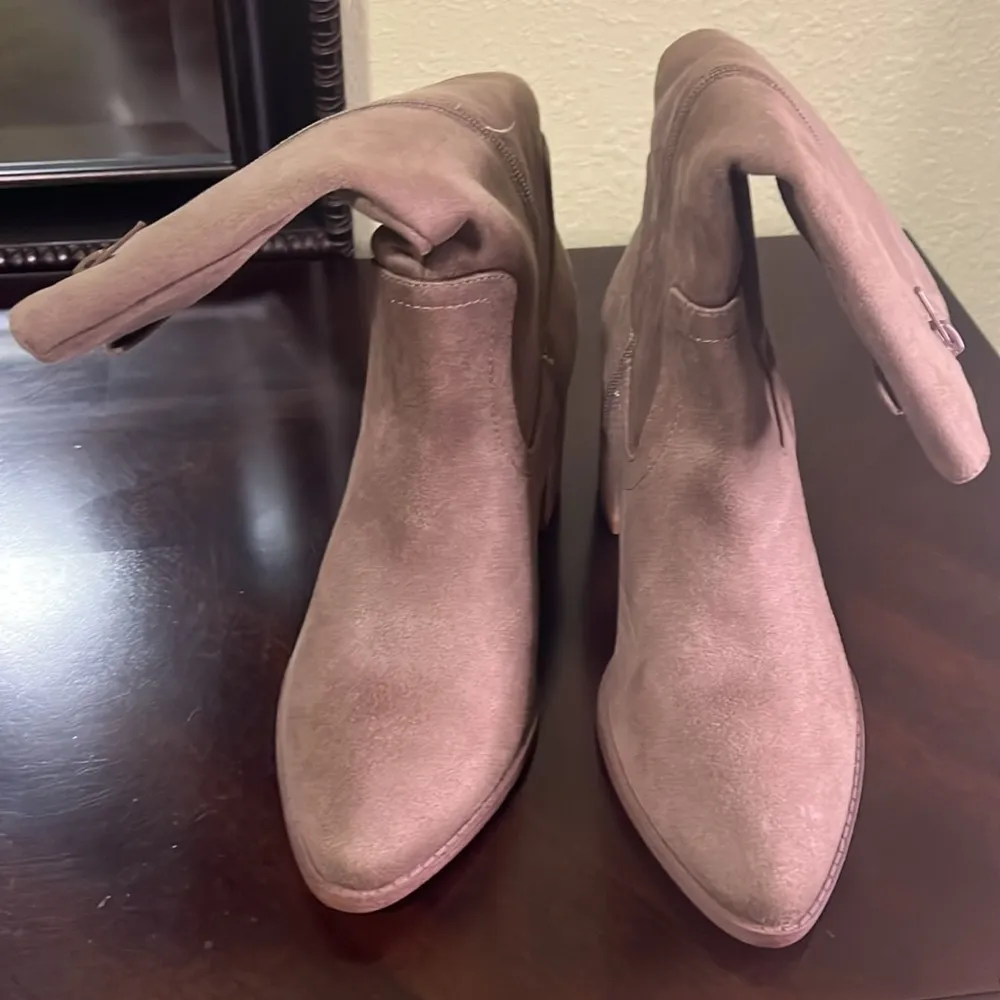 Ladies mid length boots Size 8M by Dolce Vita. - Image 5