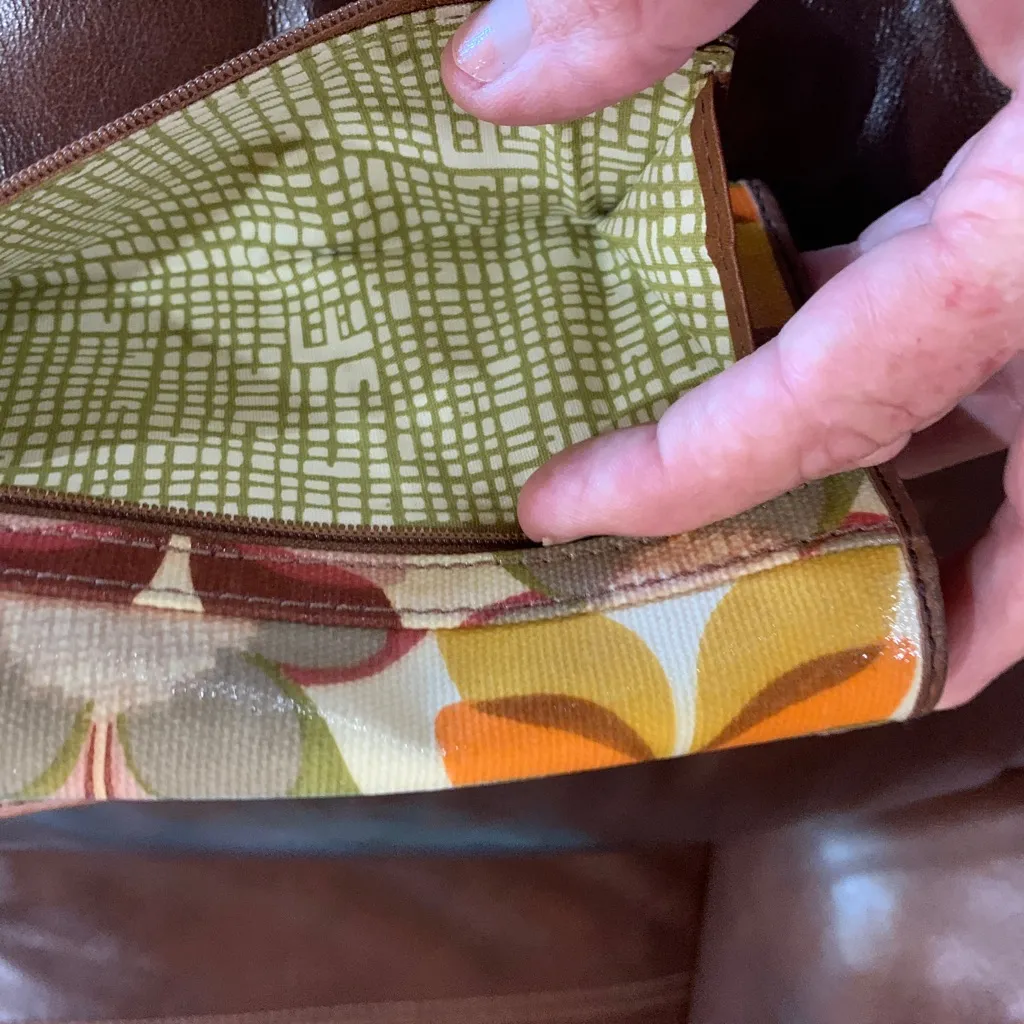 Fossil key-per floral wristlet. In excellent condition. - Image 12