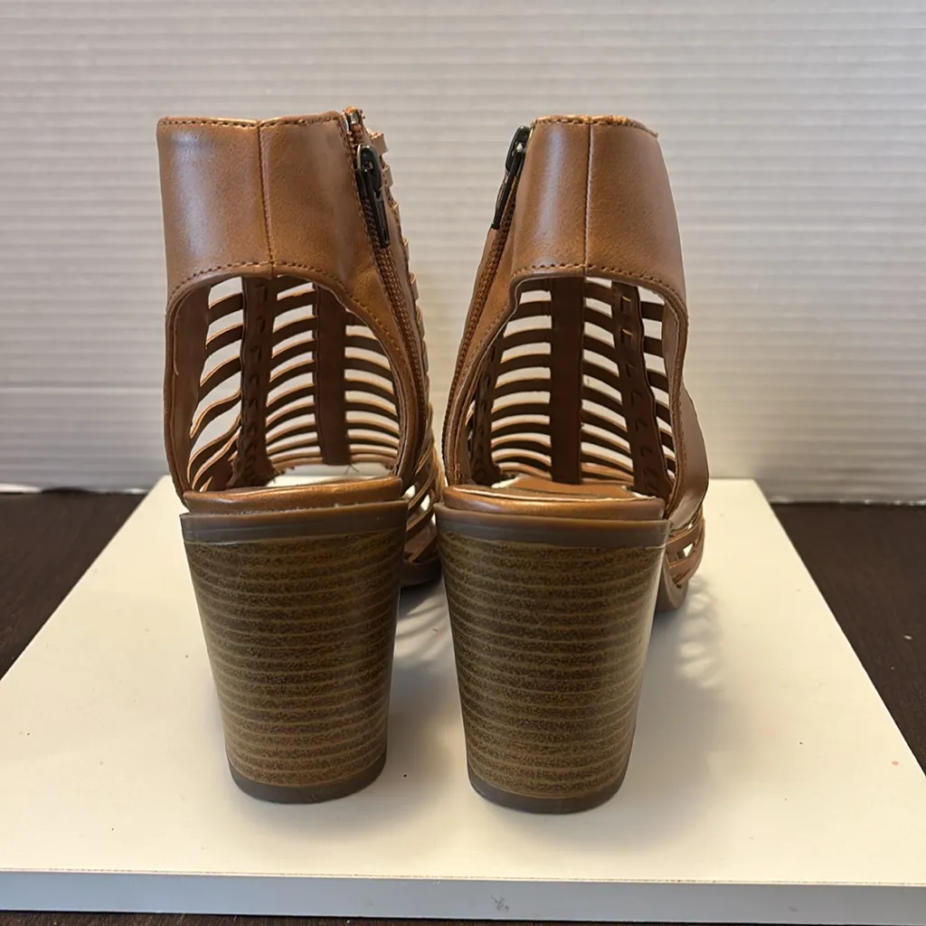 Mossimo Tan Heels with Rounded Toe and Lace - Image 7