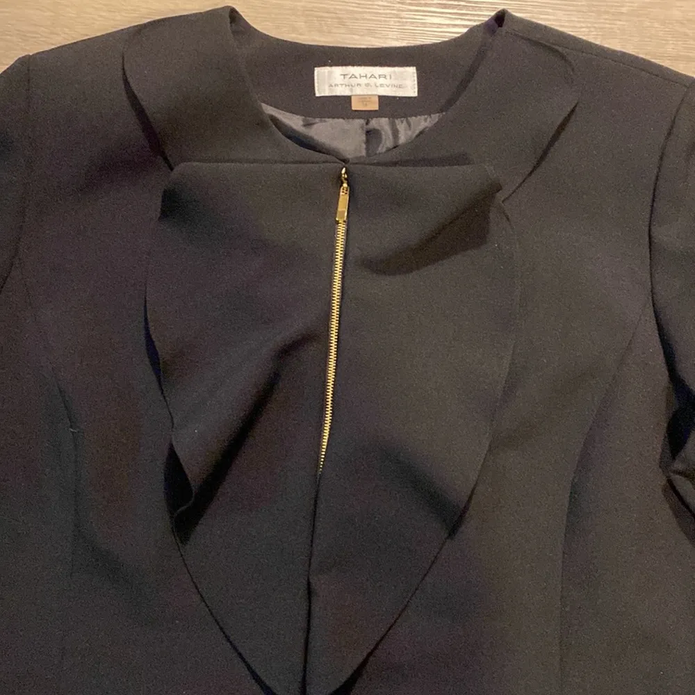 TAHARI Arthur S. Levine  you omens black ruffle gold zipper blazer size 18 - Image 6