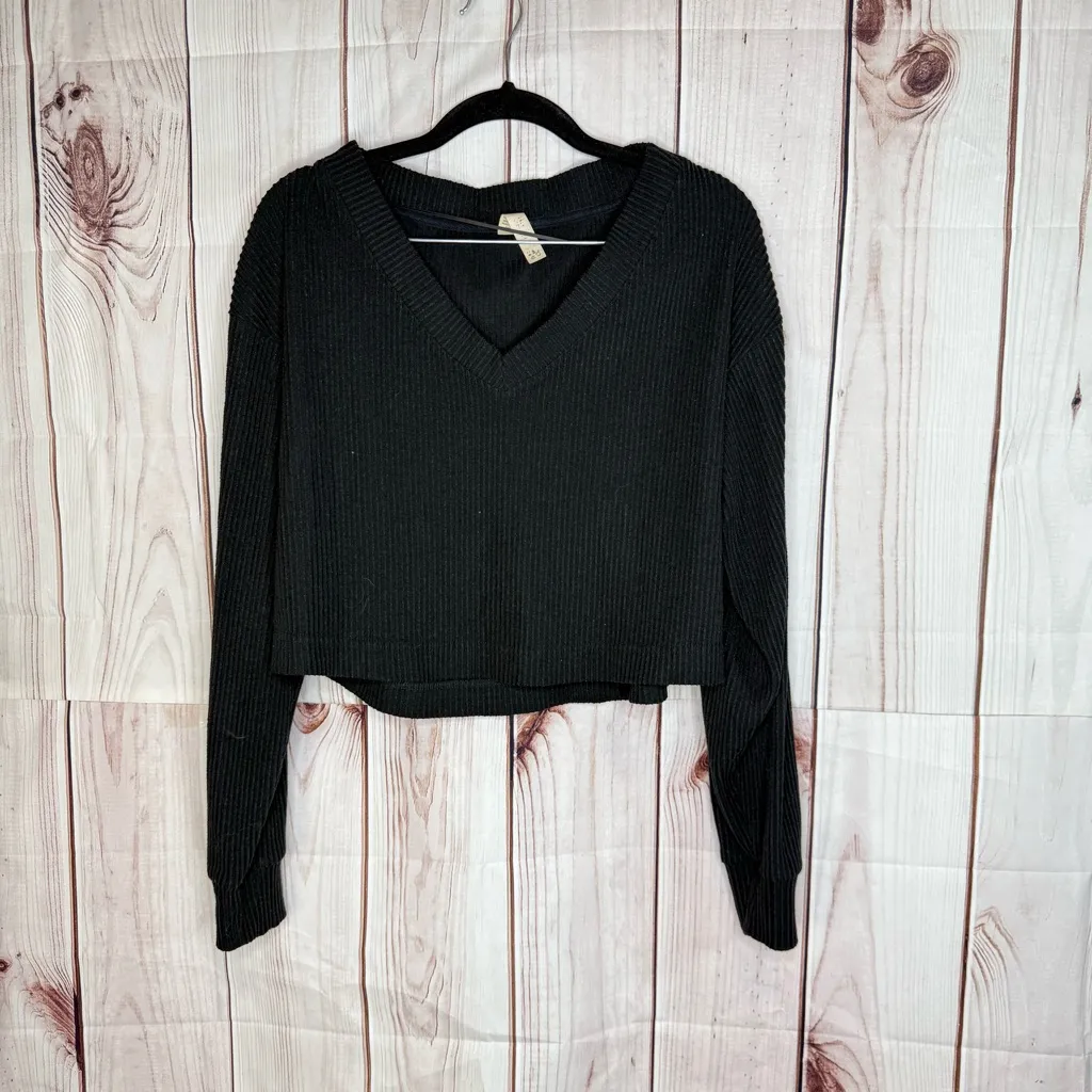 Alo Yoga Muse V-Neck Long Sleeve Cropped Pullover Top in Black - Image 2
