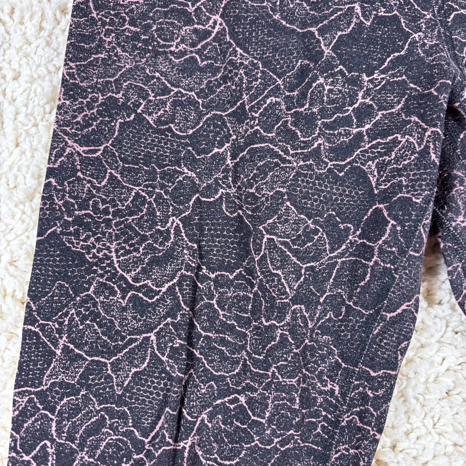 Lululemon Size 6 Black Pink Lace Print Align High Rise Leggings Yoga Pants - Image 2