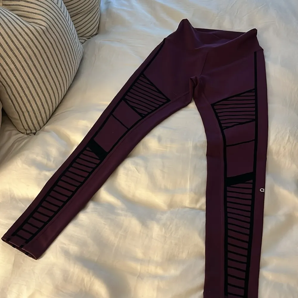 NWOT Alo Yoga cotton velvet Moto airbrush maroon leggings yoga pants size XS! - Image 8