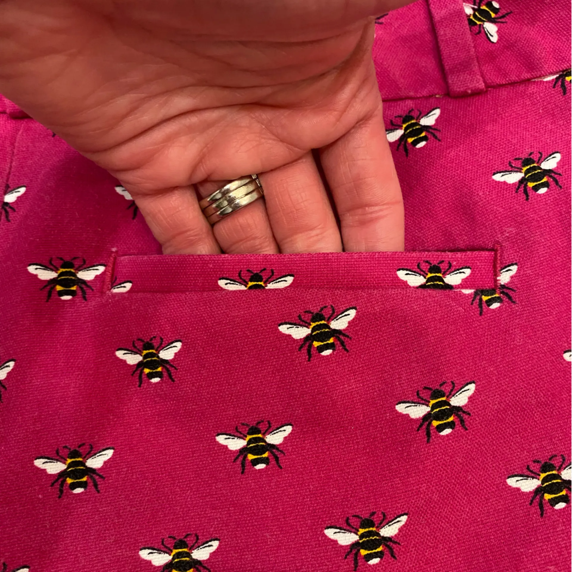 Banana Republic Printed Bee Fuchsia Pink Chino 5” Shorts, women’s size 2 - Image 6