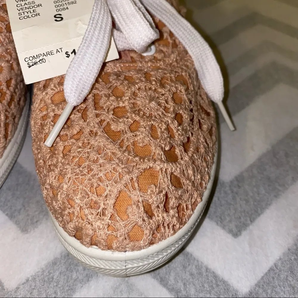 Rue21 Lace Canvas tennis shoes beige size small 6/7 - Image 5