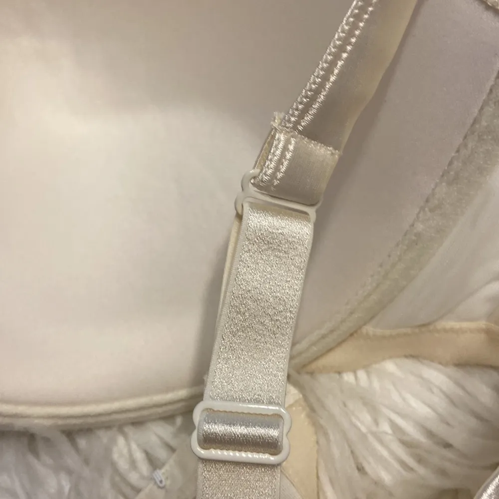 Cacique Bra BNWOT size 46C with adjustable stripes smooth boost plunge - Image 8