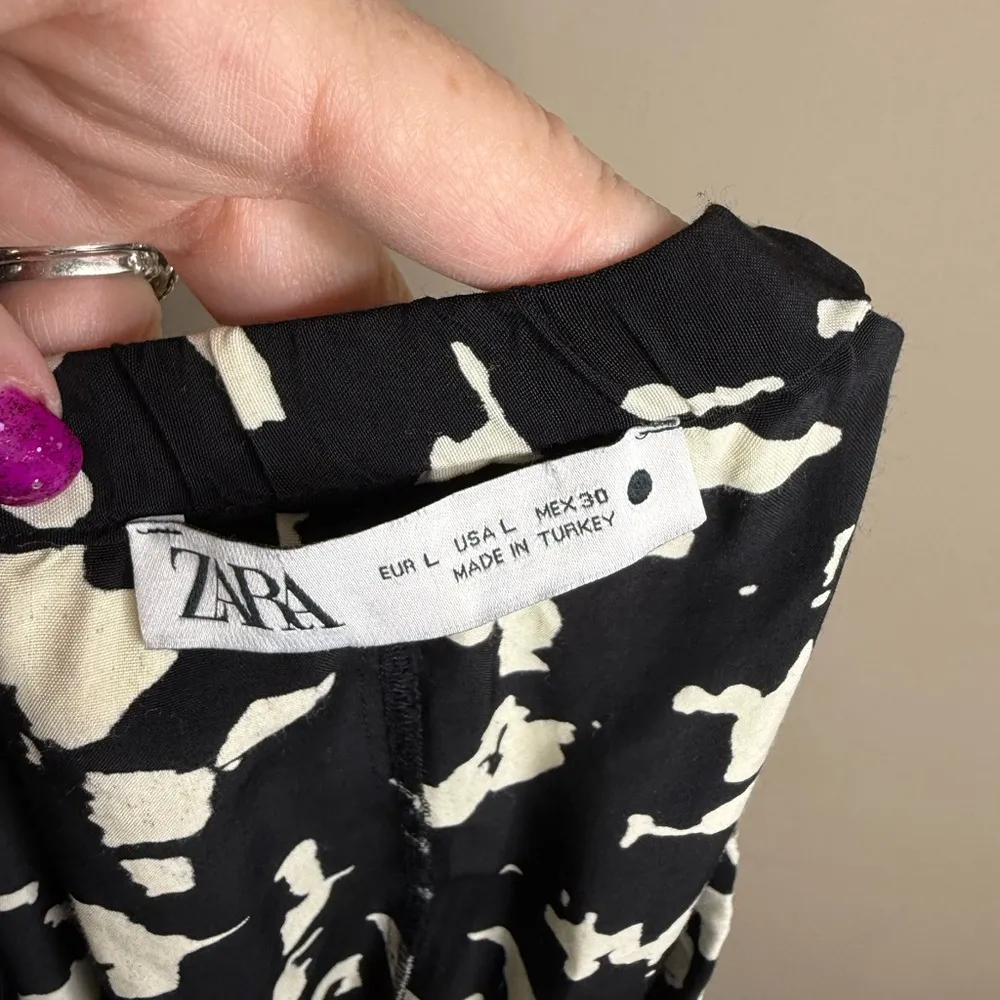 Zara black and white maxi skirt size large - Image 10