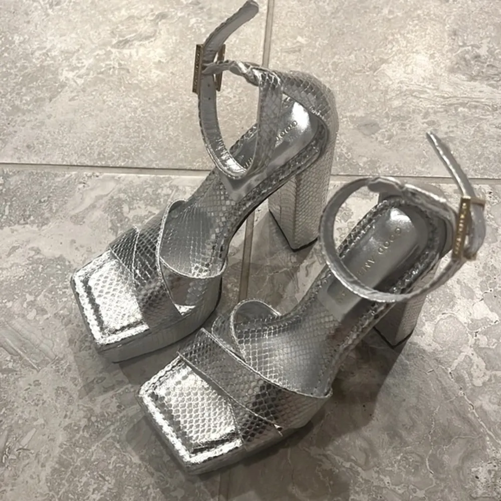 Good American Snake Embossed Platform High Block Heel Sandals in Silver 6.5 NEW - Image 6