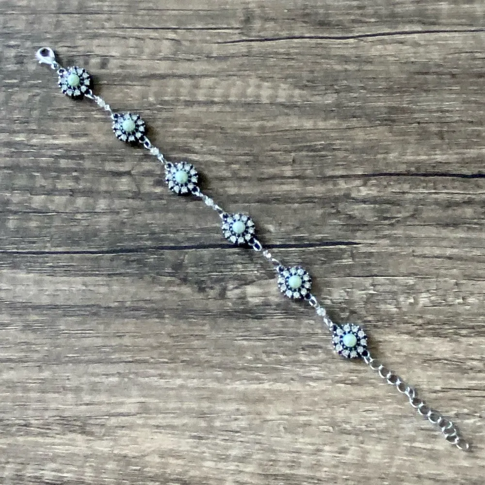 Pearls & Crystal Flower Bracelet Green - Image 3