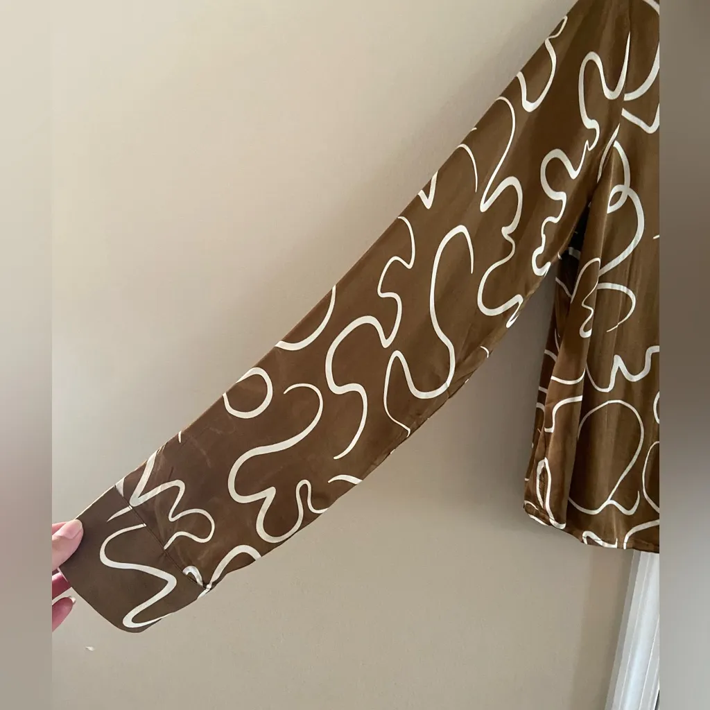 ASTR the label Yesenia abstract print satin button front blouse Medium NWT - Image 8