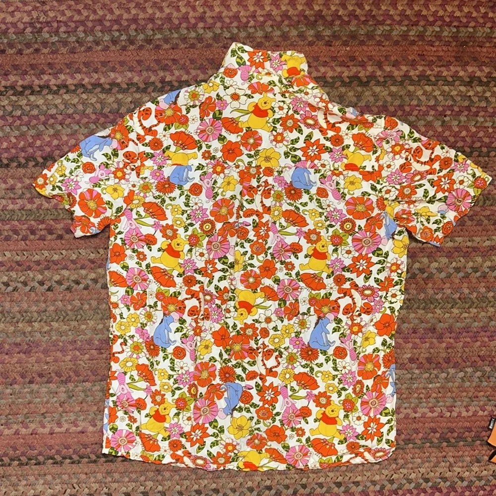 VTG DISNEY WINNIE THE POOH CHARACTER FLORAL BUTTON UP SHORT SLEEVE - Image 4