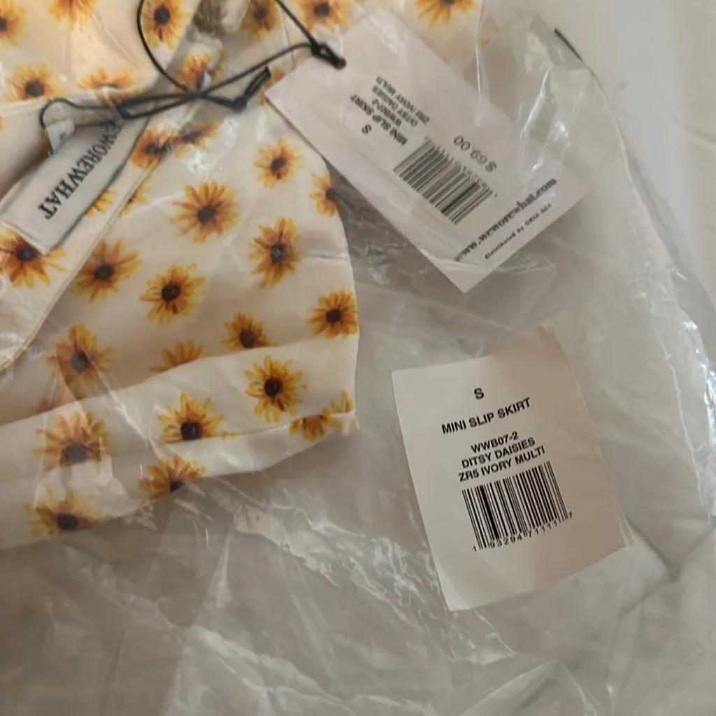NWT WeWoreWhat Mini Slip Skirt in Ditsy Daisies Ivory - Image 6