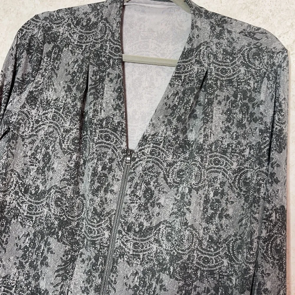 Tahari printed zip down gray blouse top longsleeve - Image 3