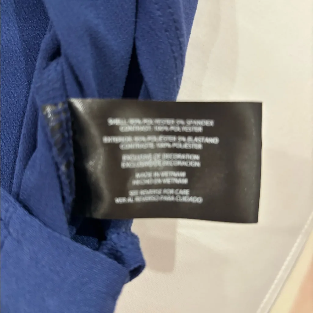 Banana Republic Women's Deep Blue V-Neck top size Medium - Image 6
