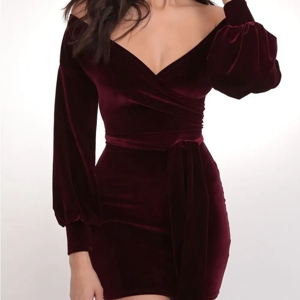 LUCY IN THE SKY Off The Shoulder Wine Velvet Dress - Image 2