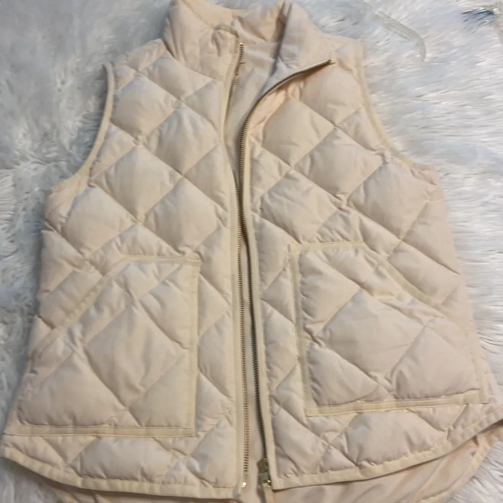 J.Crew Puffer Vest size S BNWOT length 25” bust 36” color cream - Image 16