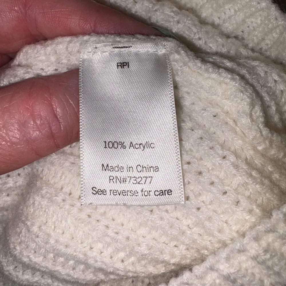 SO White V-Neck Women’s Sweater with Ribbed Texture - Image 4