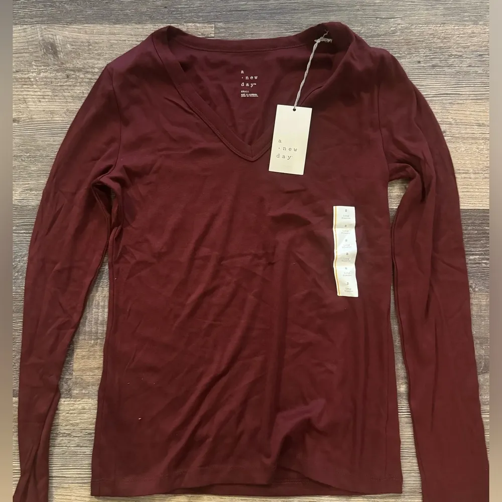 NWT  Long Sleeve Stretch V-Neck Tee Shirt Burgundy/Wine Women's Small - Image 3