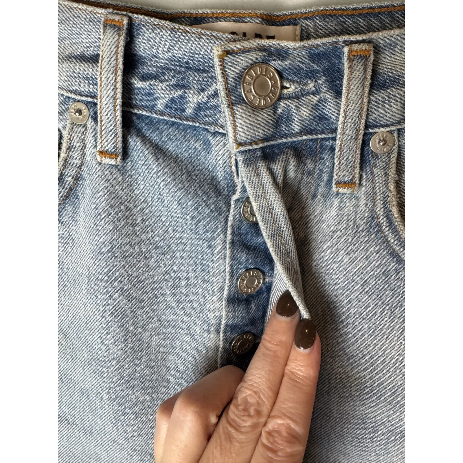 AGOLDE Shorts Women Size 26 Blue Light Wash Denim Chewed Hem Indra‎ Jean Shorts - Image 7