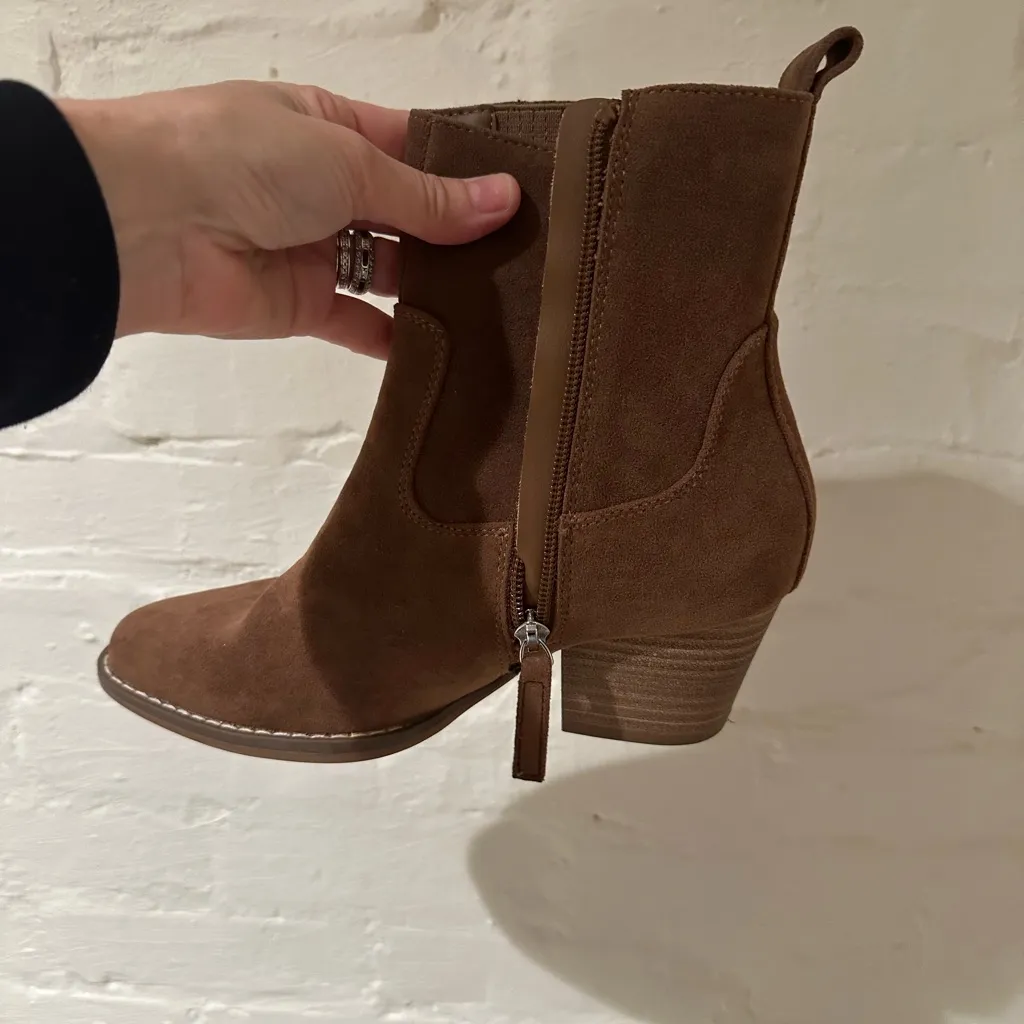 Rockport Brown Heeled Boots with Western Style and Chunky Heel Size 6 - Image 4