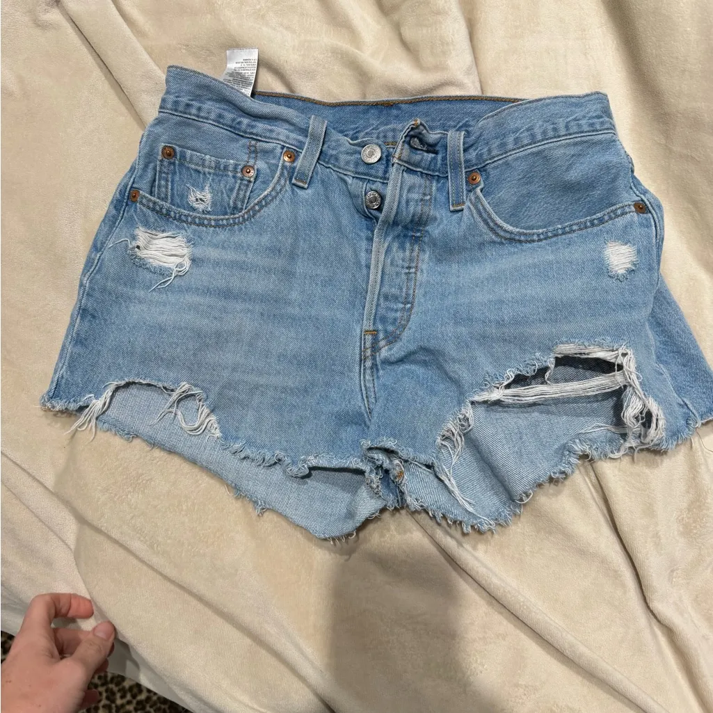 Levi’s 501 shorts size 27 - Image 2