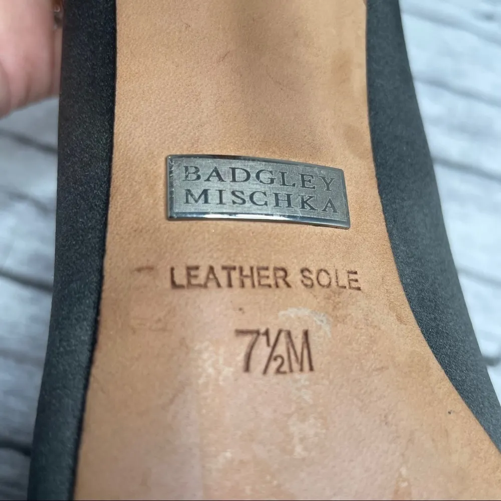 BADGLEY MISCHKA Formslag Peep Toe Grey Silver Jeweled Satin Heels - Image 6