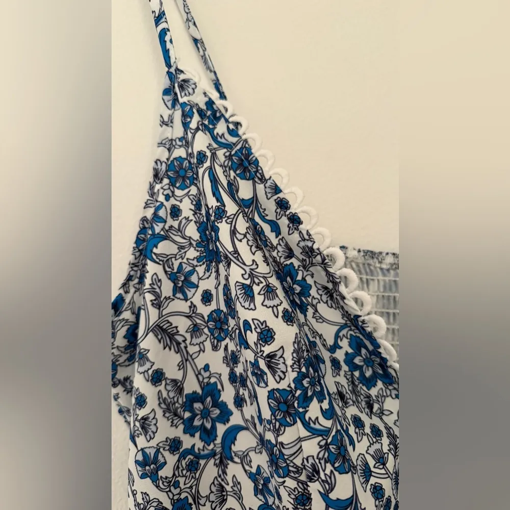 Blue and white floral print dress with adjustable tie back and V-neckline - Image 4