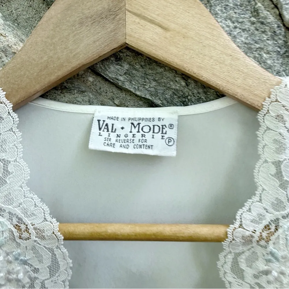 Vintage Kimono Sleeve White Satin Embroidered & Lace Detail Robe Size L - Image 4