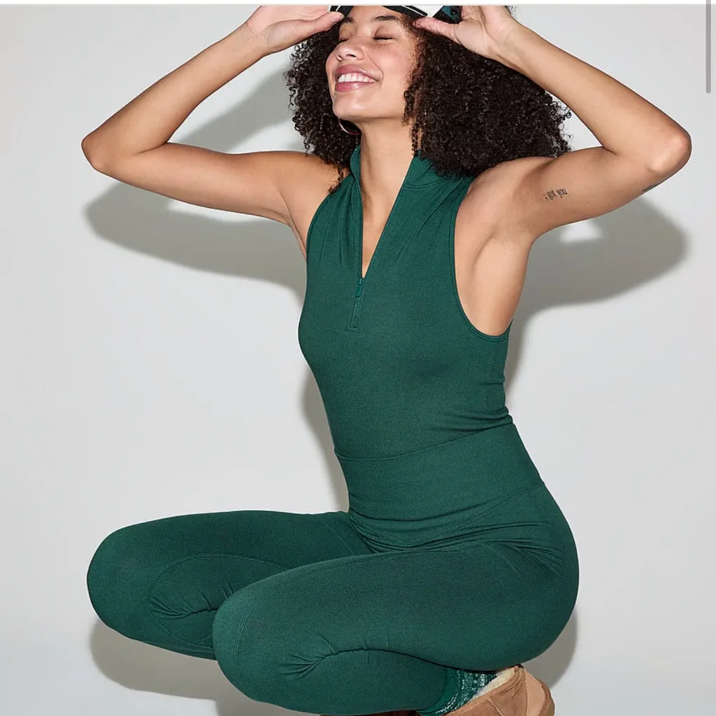 New PINK
WINTER SEAMLESS HALF-ZIP TANK‎ TOP - Image 5