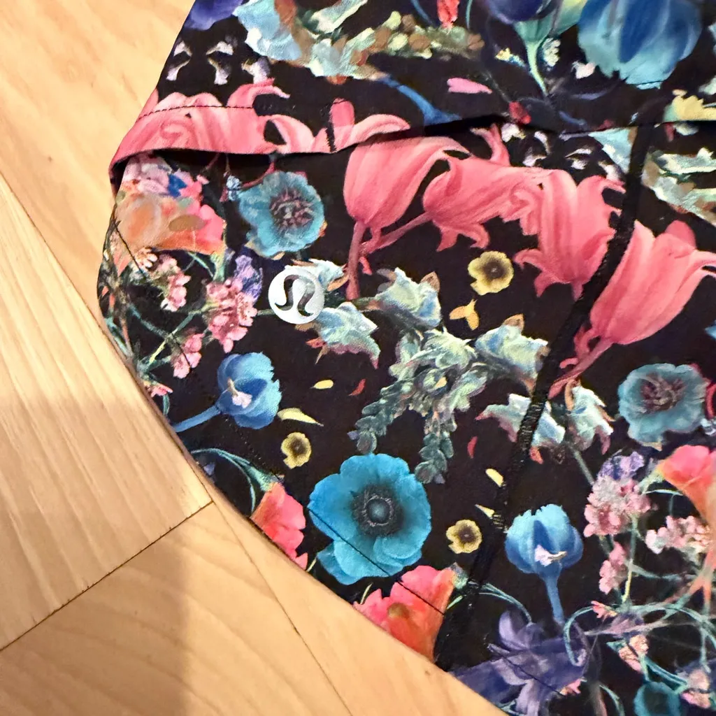 Lululemon Speed Up Short 2.5" Flowerscope Black Multi/Black. Size 2! - Image 3