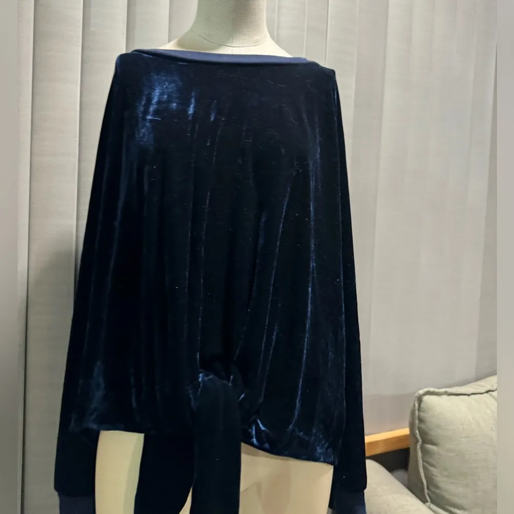 RDI navy velour tie front top ✨ - Image 5