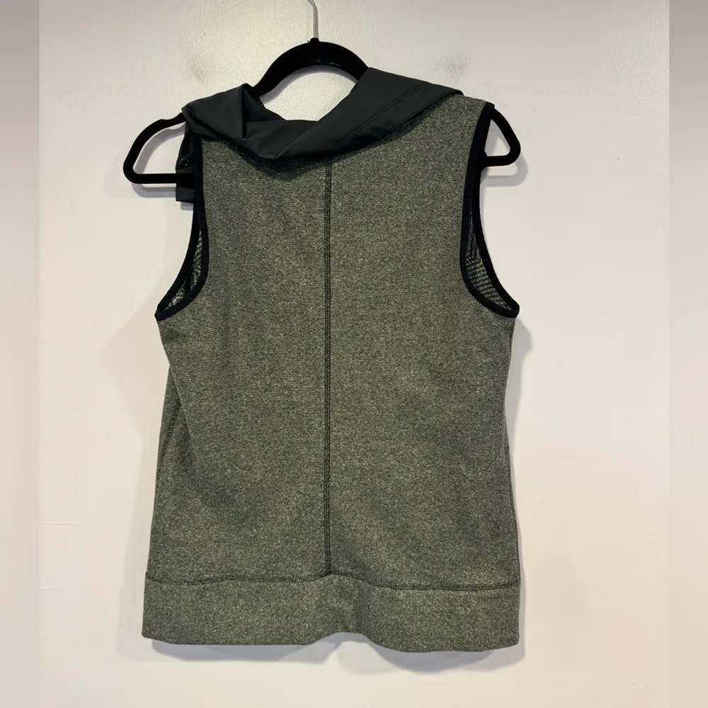 Under Armour Grey  lightweight vest‎ - Image 3