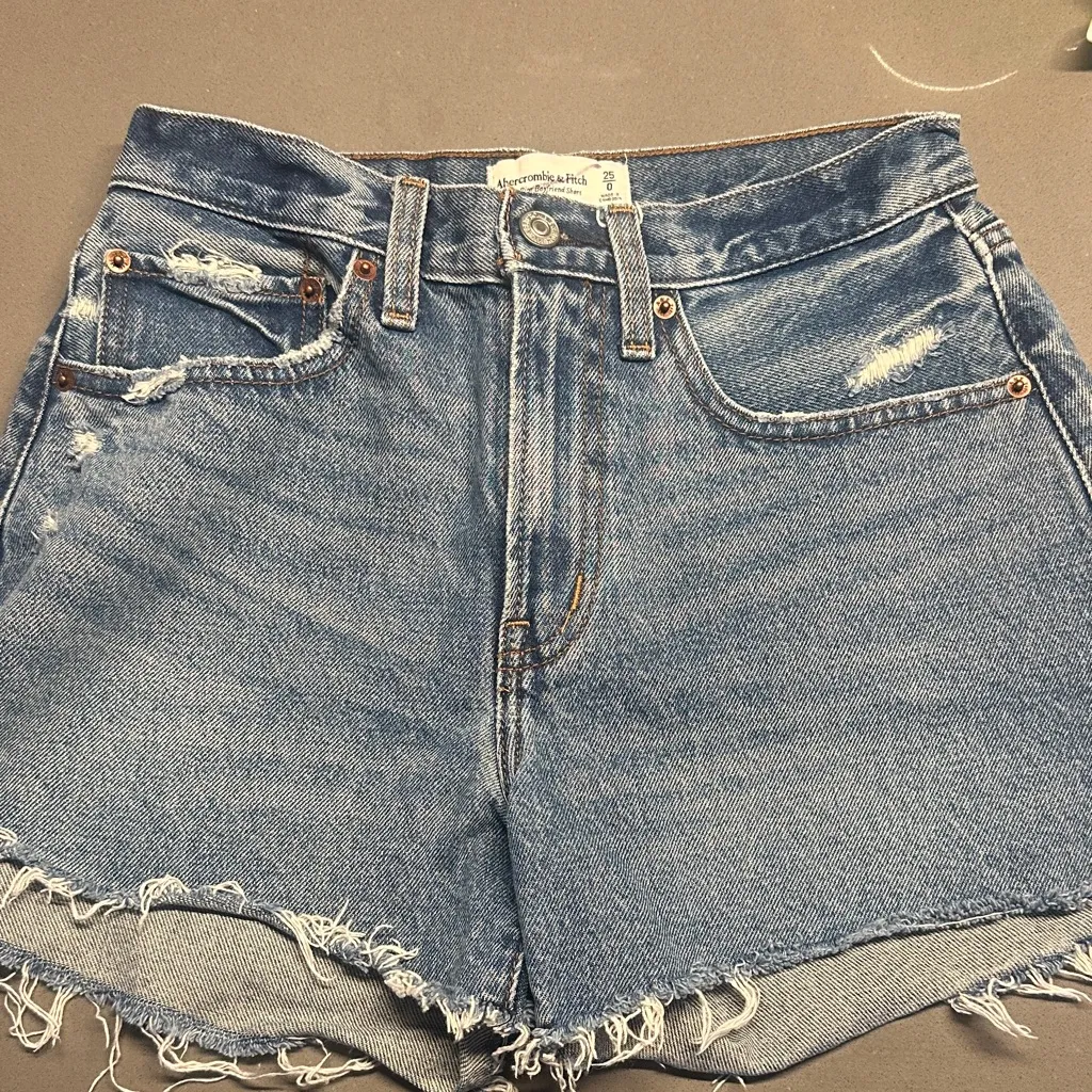 Abercrombie Mid Rise Boyfriend Short - Image 3