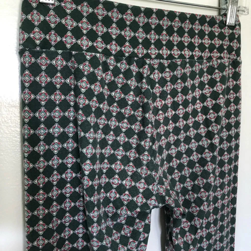 LuLaRoe  Leggings Green Pattern One Size - Image 4