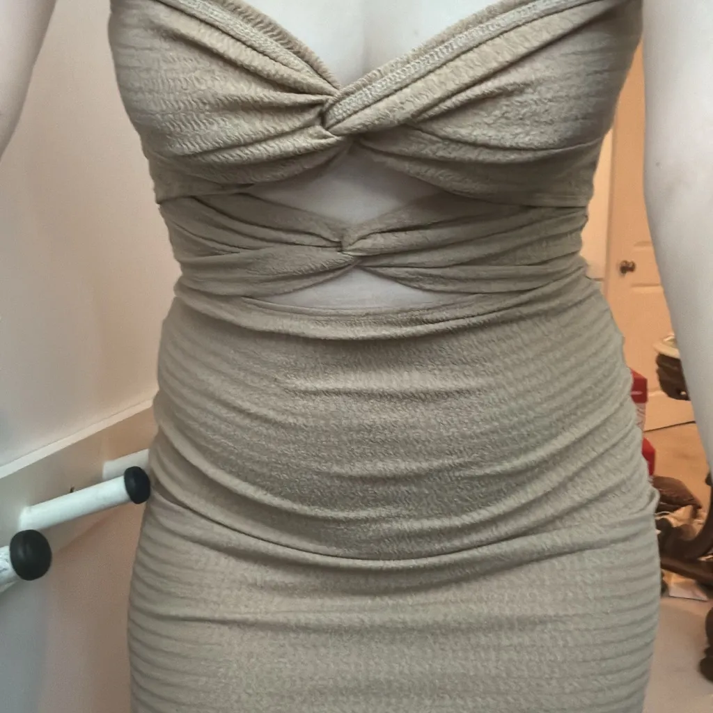 None Elegant Tan Midi Dress - Image 2