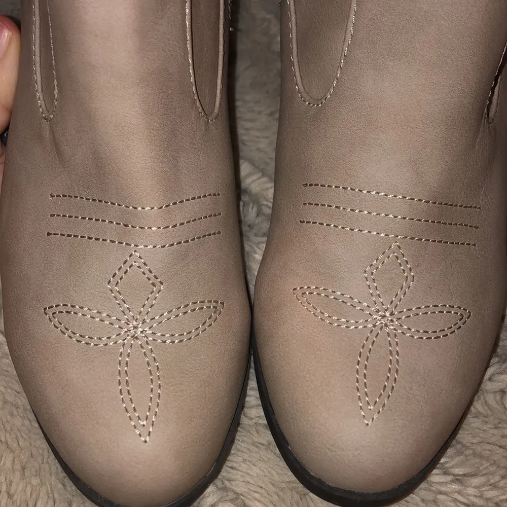 NWOT Sam & Libby Heeled Booties, size 6.5 - Image 3