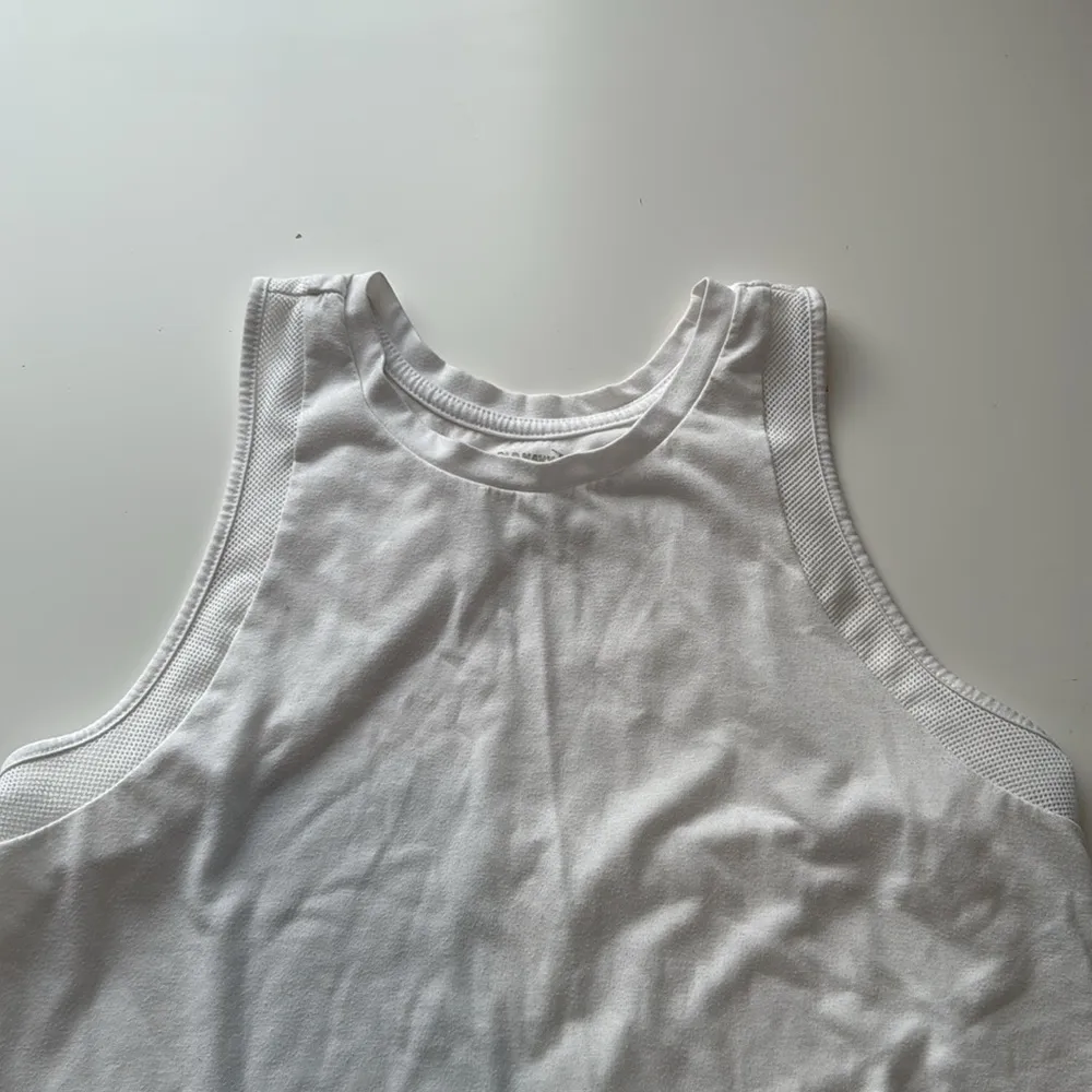 Set of 2 Old Navy activewear tank tops. Color- 1 white 1- black.Size- both small - Image 5