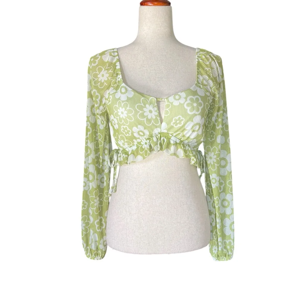 Madden NYC Juniors’ Cropped Keyhole Top with Long Sleeves White Size undefined - Image 9