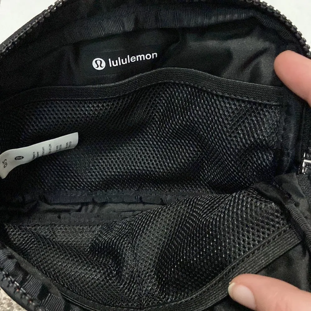 LULULEMON everywhere belt bag black and white - Image 6