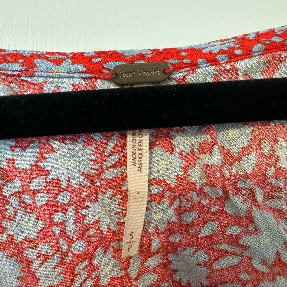 Free People A Bit of Something Sweet Printed Blouse Womens Small Red Blue - Image 3