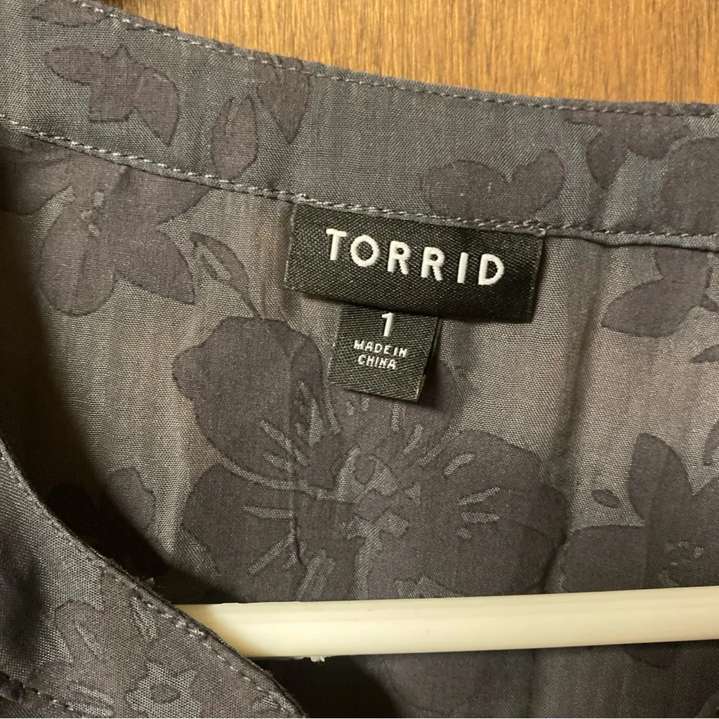 Torrid Dark Gray Floral Blouse - Image 3
