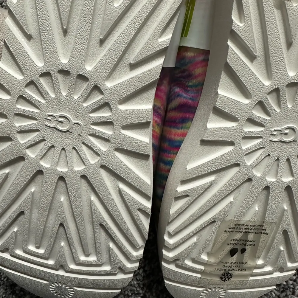 UGG NWOB  size 7 classic clear pixelate rain boots - Image 5