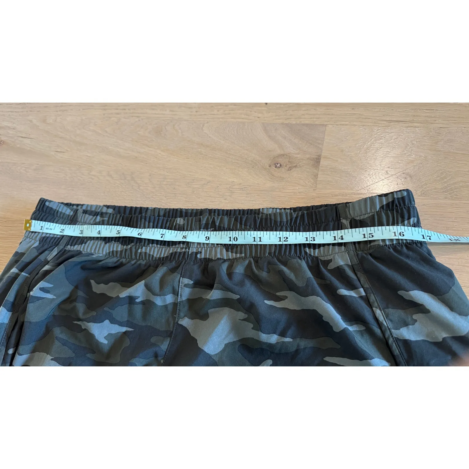 ATHLETA PRINTED MESH RACER RUN SHORT 4” olive camo size large - Image 10