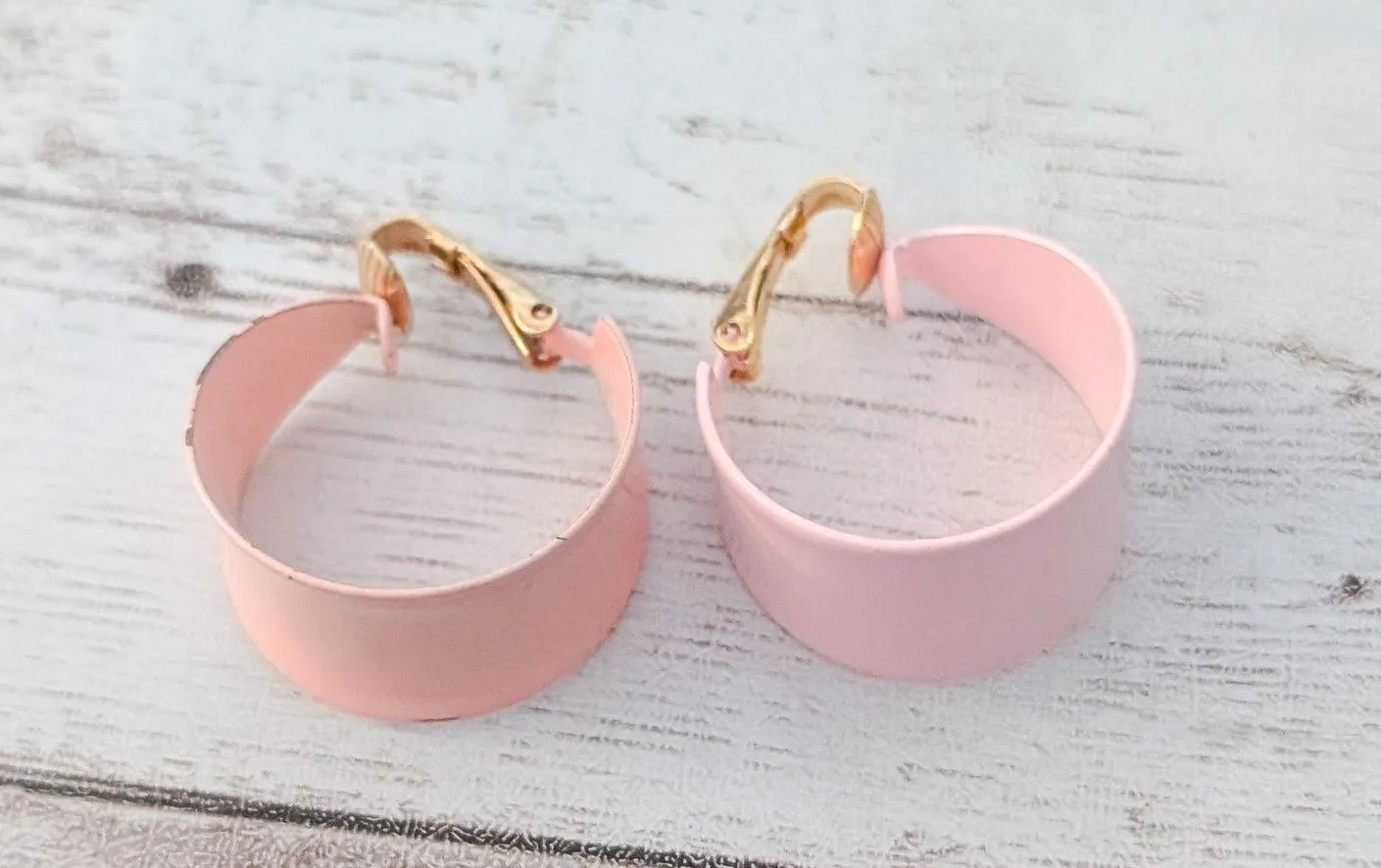 Vintage Clip On Earrings Mismatched Pink Chunky Hoops - Image 3
