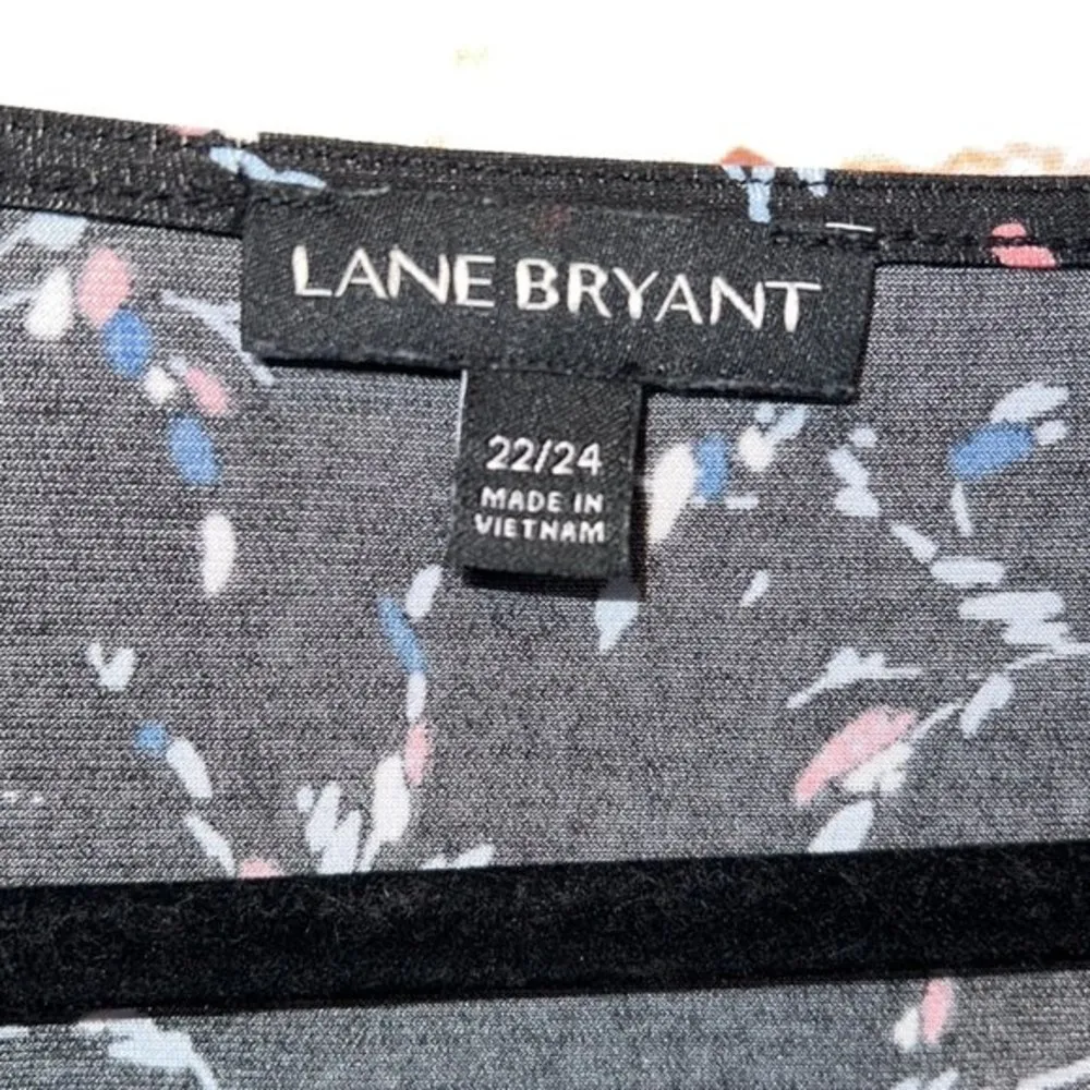 Lane Bryant short sleeve blouse pullover black floral 22/24 v neckline plus - Image 2