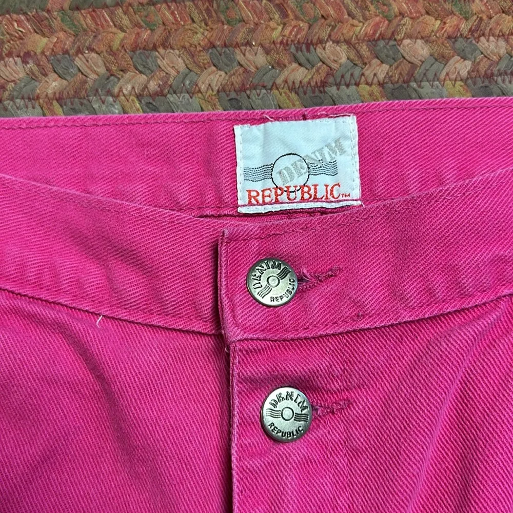 VTG DENIM REPUBLIC HOT PINK HIGH RISE MOM SHORTS Size M - Image 2