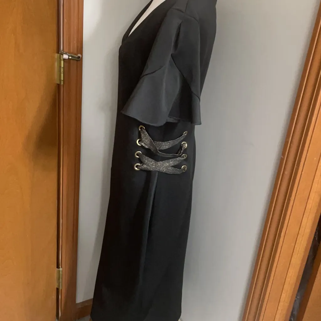 Like new condition Figure flattering black dress Size 10 - Image 2