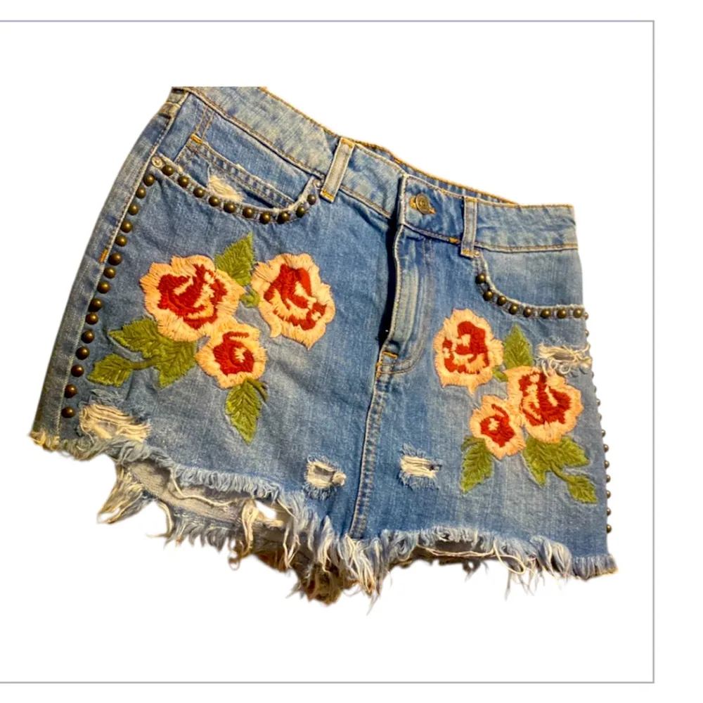 Free People Denim Skirt Floral Fray Jean Embroidered size 25 - Image 4